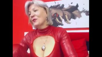 Romanca batrana s-a apucat de videochat la 50 de ani