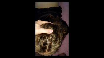 Romanca blonda suge pula si primeste sperma in gura