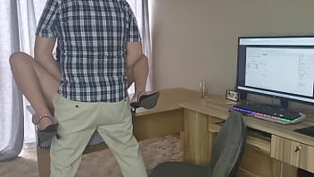 Isi seduce si fute secretara direct pe birou