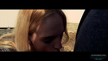 Cuplu de tineri perversi se filmeaza cand fac sex pe camp