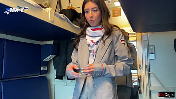 Fute in tren o fata pofticioasa cu pizda mica umeda