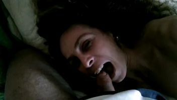 Romanca bruneta milfa suge pula cu pofta nebuna