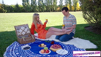Picnic si amor cu o blonda sedusa