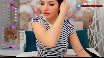 Romanca frumoasa isi arata pizda si sanii la videochat