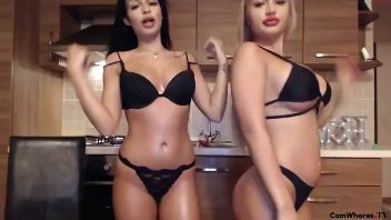 Doua romance frumoase fac videochat din bucatarie