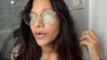 Anne se filmeaza cand danseaza goala