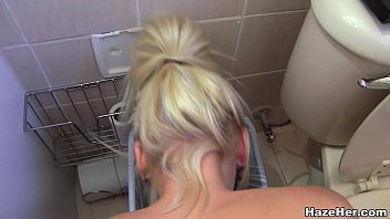 Trei lesbiene fac sex in toaleta dupa party