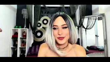 Romanca blonda isi baga un dildo gros in pizda