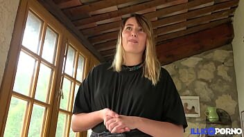 Femeie cu forme face oral si futai de la prima intalnire