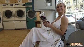 Milfa abordata la spalatorie comuna si fututa de doi tipi