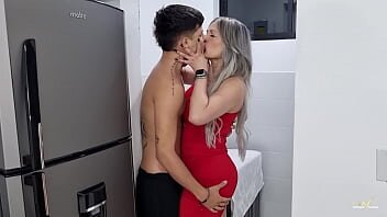 Tanar tatuat combinat cu milfa care suge pula si se fute anal