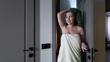 La dus e fututa pe la spate de sotul excitat