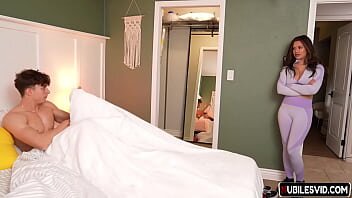 Se joaca cu pula colegului care isi face laba