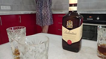 Whiskey si sex in bucatarie cu amica ametita
