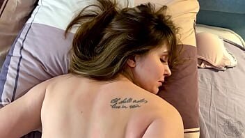 Masaj pe pat se termina cu futai in pizda