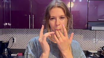 Tanara in bucatarie dornica de pula face sex imbracata