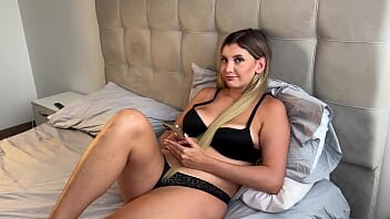 Excitata cu masaj si penetrata in pasarica pana se uda