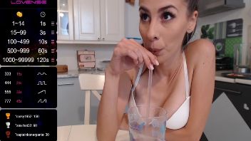 Romanca draguta face videochat din bucatarie