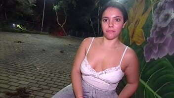 Platita pentru sex imbracata in lenjerie intima