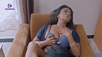 Oral cu frumoasa indianca care se excita repede