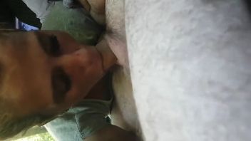 Curva romanca de pe strada suge pula in masina