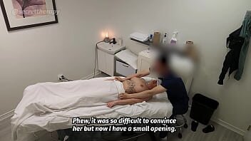 Tatuata la masaj excitata de terapeut