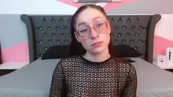 Romanca cu ochelari isi arata pizda la videochat