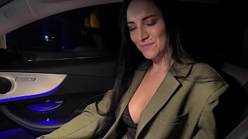 Oral oferit in sala de cinema de bruneta excitata