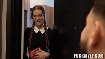 Ochelarista perversa cu codite sta capra si face sex prin dres