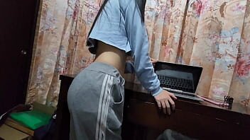 Laura plateste reparatia laptopului cu futai si sperma in pasarica