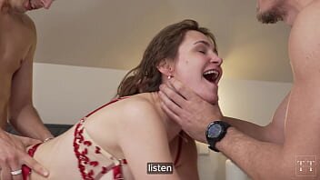 Sotia panarama isi aduce acasa amantul pentru sex in trei