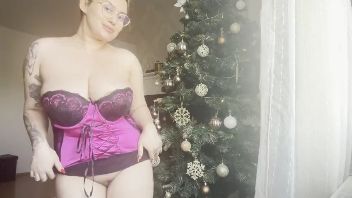 Romanca cu tate mari frumoase se masturbeaza