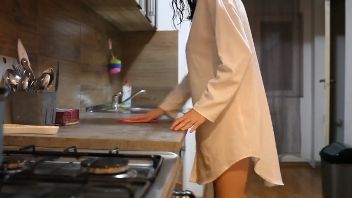 Romanca insarcinata primeste sperma in pizda dupa sex