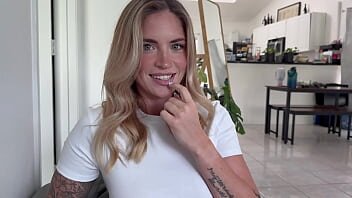 Dornica si nimfomana blonda suge pula inainte de futai