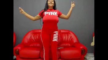 Rosa face videochat si isi arata sanii ei mari