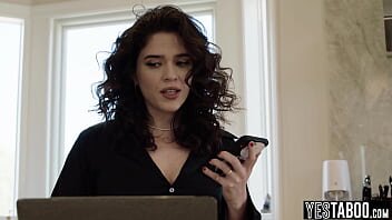 Se uita la porno si excitata vrea pula unui prieten