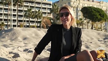 Abordata pe plaja si platita pentru sex oral si anal