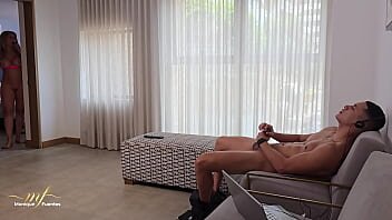 Monique se masturbeaza si face sex cu un vecin