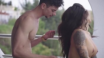 Doua cupluri sex pe balcon cu doua panarame platite