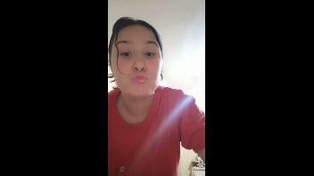 Romanca grasa isi arata pizda si tatele mari