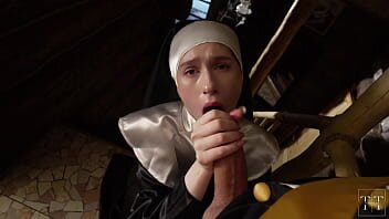 Maicuta sta in genunchi cand suge pula mare si groasa