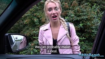 Blonda la ocazie face oral in masina si se fute