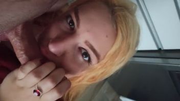 Romanca scuipa pe pula o baga adanc si se ineaca cu ea xxx