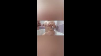 Barbatul meu se pisa pe sanii mei xxx