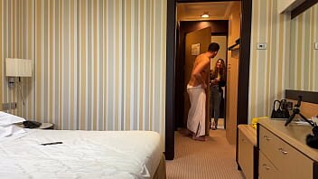 Plateste o tanara pentru sex oral in camera de hotel