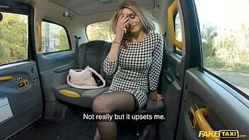 Blonda milfa cu silicoane nevoita sa faca sex in taxi cu soferu