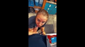 Patronul isi fute angajata pentru intarziere xxx