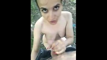 Porno in padure cu o romanca bruneta