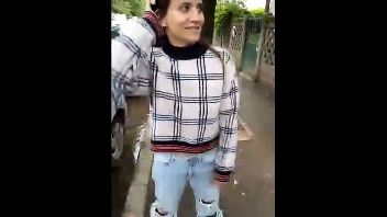 Romanca suge pula pe strada si isi arata pizda xxx