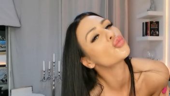 Lorette Lorena suge cu pofta dildo-ul xxx